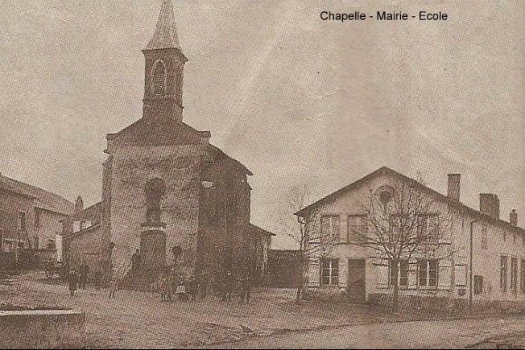 Chapelle, mairie et école de Coin-lès-Cuvry, carte postale ancienne, circa 1910-1930