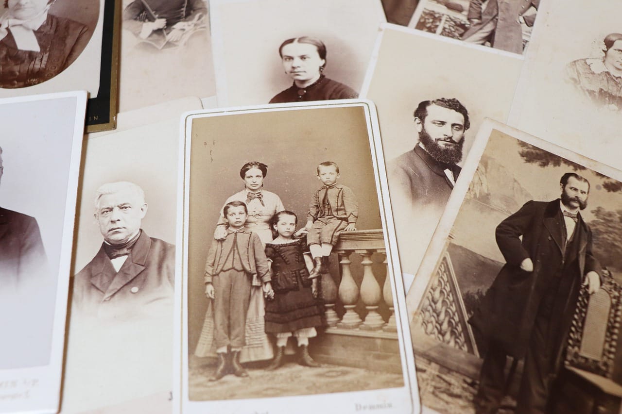 retrouver ses ancêtres en Moselle - vieilles photos de famille sépia XIXe siècle
